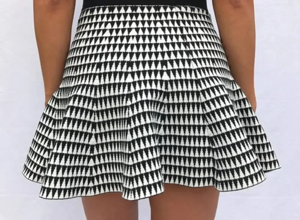 FOREVER 21 Women's Skirt Black and Whith size S cute Hounds tooth circle skirt